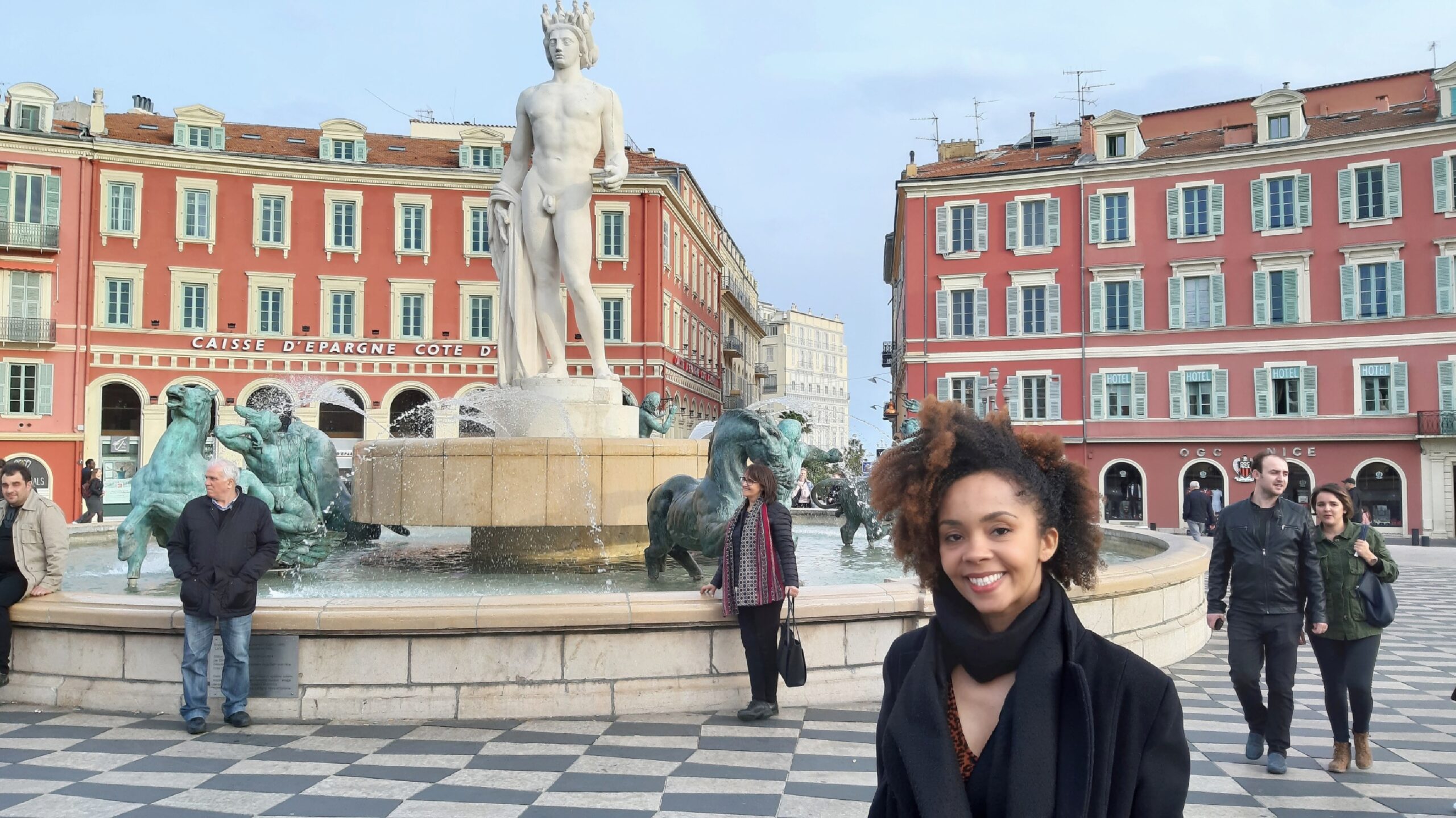 Place Massena em Nice, a Fontaine du Soleil com Apolo, arquivo pessoal Preta na Itália