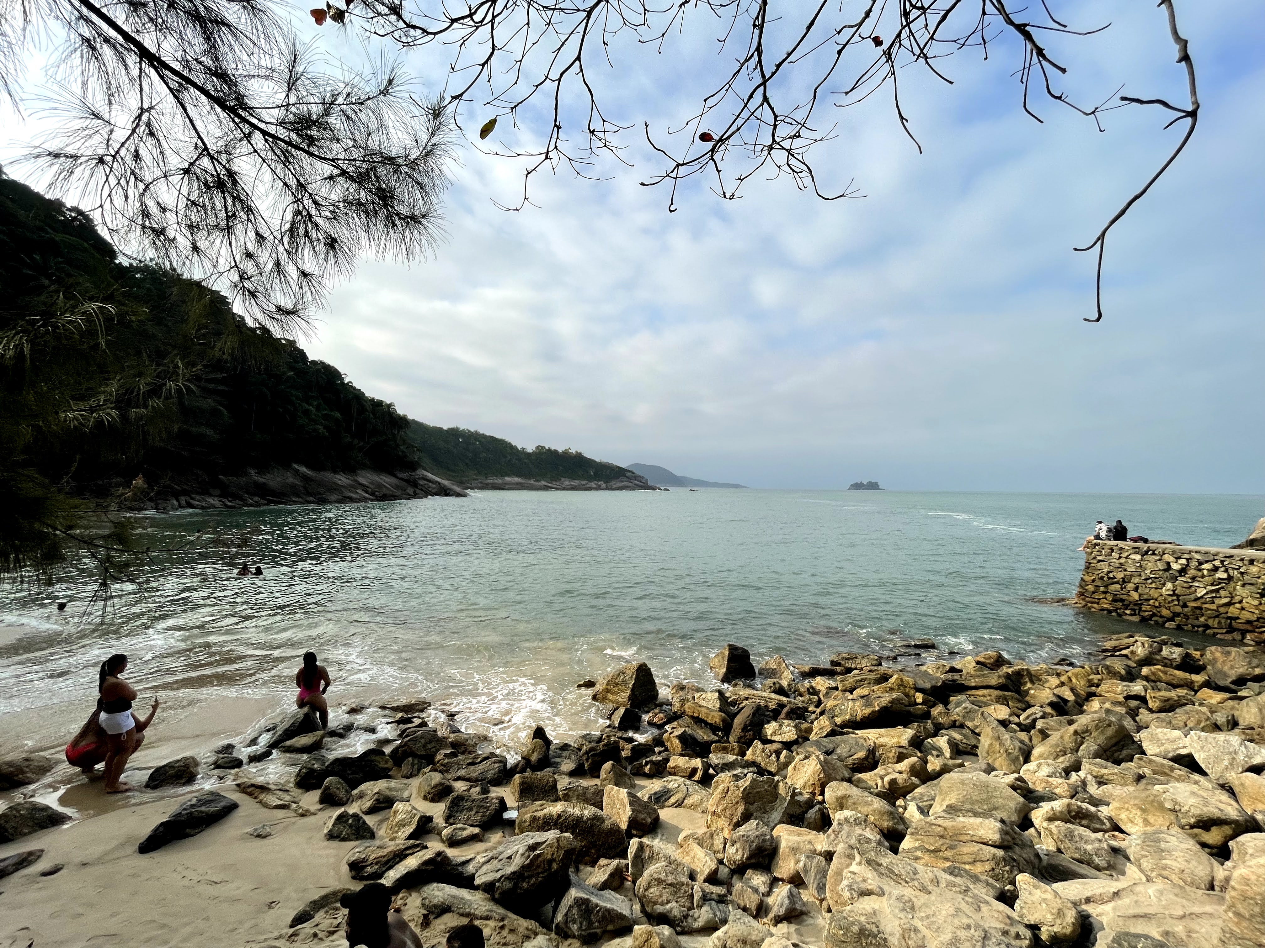 Praia do Éden - Praia para conhecer no Guarujá - Foto arquivo pessoal de Rebecca Aletheia