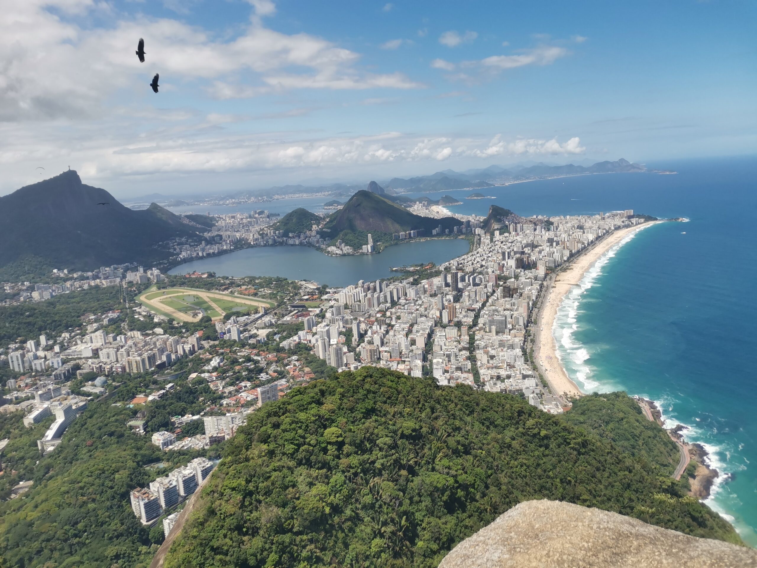 Morro dois irmãos Vidigal - foto arquivo pessoal de Rebecca Aletheia